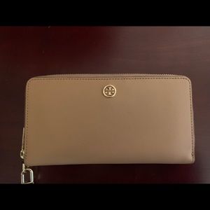 Tory Burch Parker wallet cardamom like new